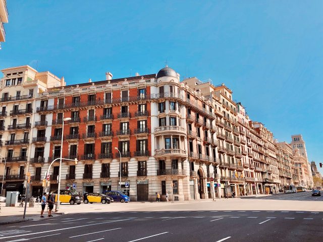 ein großer Wohnblock an einer Straßenkreuzung in Barcelona