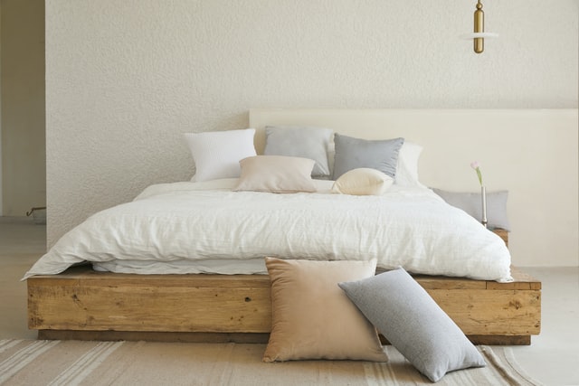 Sommerliches Schlafzimmer mit Baumwollstoff in weiß, blau und rosa