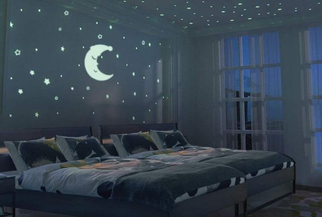 Kinderzimmer mit Sternen und Mond an der Decke