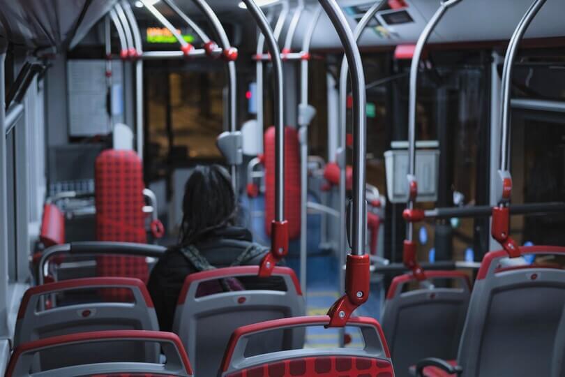 Person im Bus